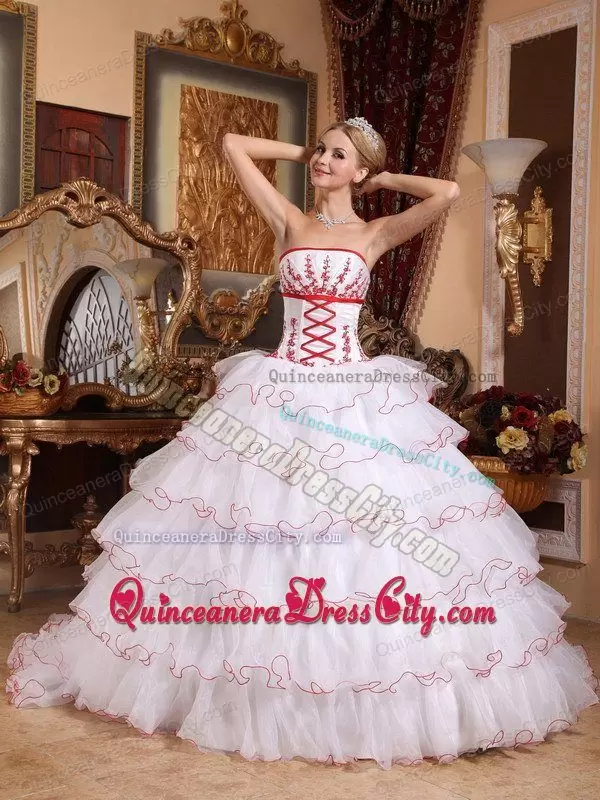 Beautiful Simple Ruffled White Quinceanera Dress with Red Details and Removable Train