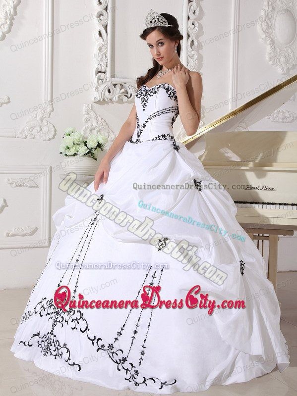 Cheap White Sweetheart Quinceanera Wedding Dress with Black Embroidery