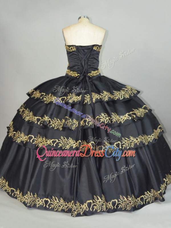 black and gold quinceanera dress,black quinceanera dress,satin fabric quinceanera dress,black mexican style quinceanera dress,pretty mexican quinceanera dress,gold and black quinceanera dress,cheap mexican embroidery style quinceanera dress,sweetheart neckline quinceanera dress,