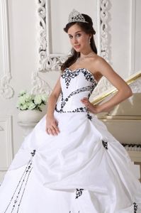 Cheap White Sweetheart Quinceanera Wedding Dress with Black Embroidery