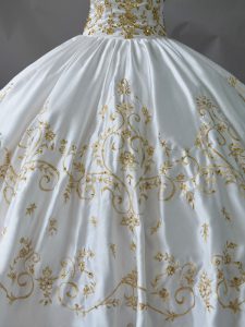 Customized Sweetheart White Satin 15 Dress for Quinceanera with Gold Embroidery